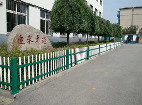 在选择内蒙古哈尔滨护栏厂家的时候需要注意什么？
